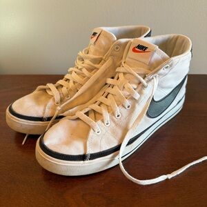 Nike Blazer Mid ’77 High Top Sneakers
Men’s Size 10